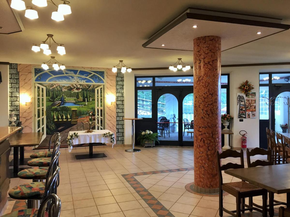 Hotel Ristorante Scoiattolo Sporminore Exterior foto